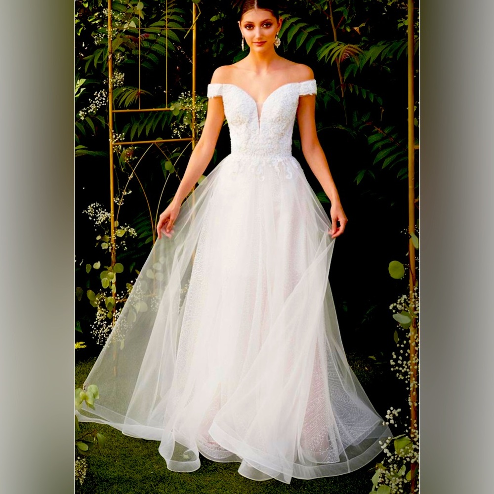 Wedding Dress.Color Off-White.